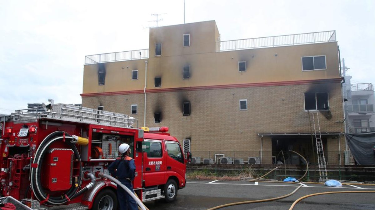 Los bomberos de Kioto trabajaron arduamente para extinguir el incendio en los estudios.