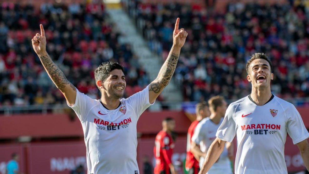 Éver Banega y Sergio Reguilón celebran el segundo tanto del Sevilla en Palma.