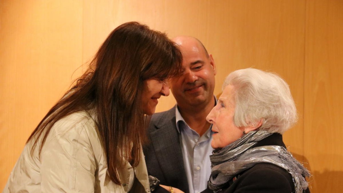La consellera Borràs, ayer con la escritora leridana Rosa Fabregat.