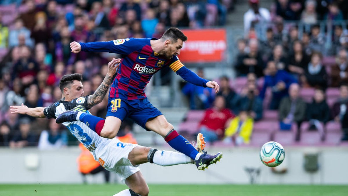 Leo Messi, que decantó el partido, dispara a puerta ante Ximo Navarro.