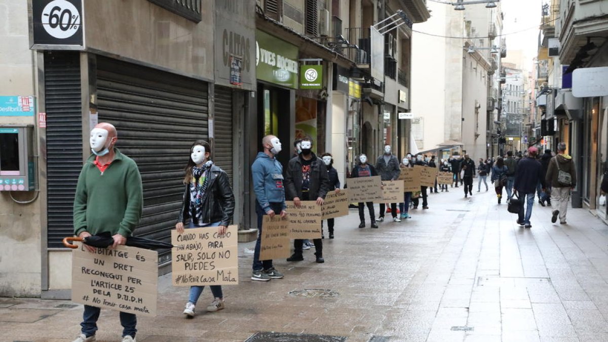 Cadena humana que va organitzar ahir Arrels a l’Eix, en el marc de la campanya ‘No tenir casa mata’.