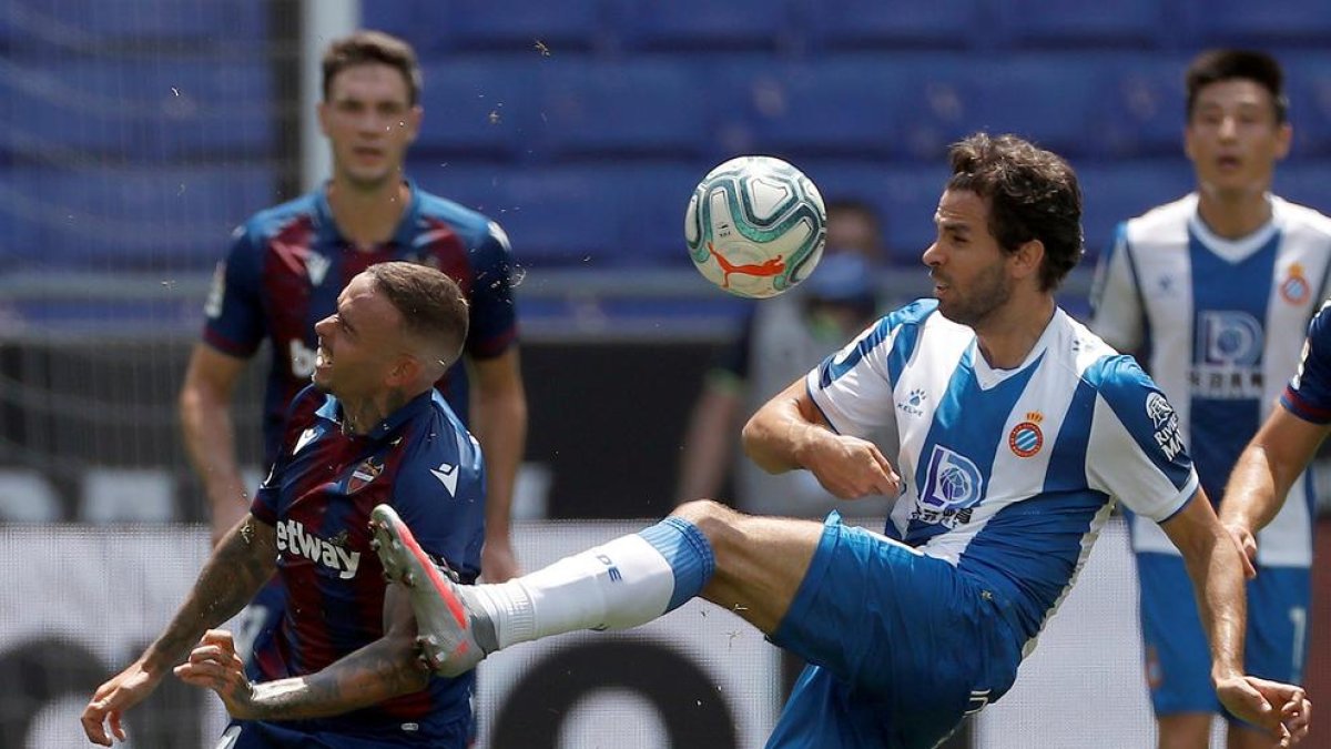 Leandro Cabrera disputa un balón al delantero del Levante Roger Martí.