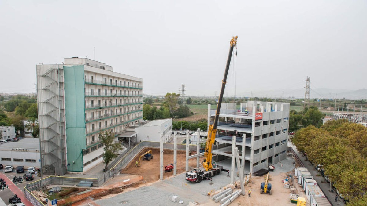 El hospital de Bellvitge construye un edificio anexo por la Covid-19.