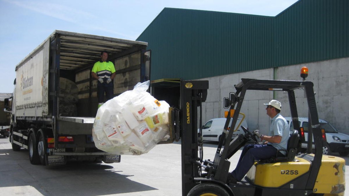 Imagen de recogida de envases para su reciclaje.