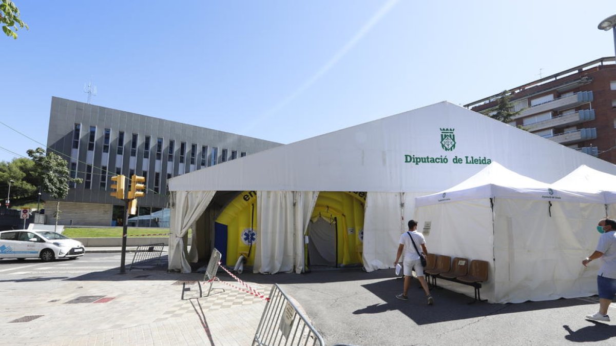 Sala de espera exterior junto a la carpa del CUAP de Prat de la Riba.