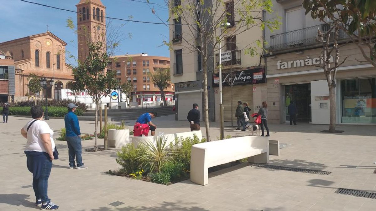 Vecinos de Mollerussa haciendo cola en una farmacia. 