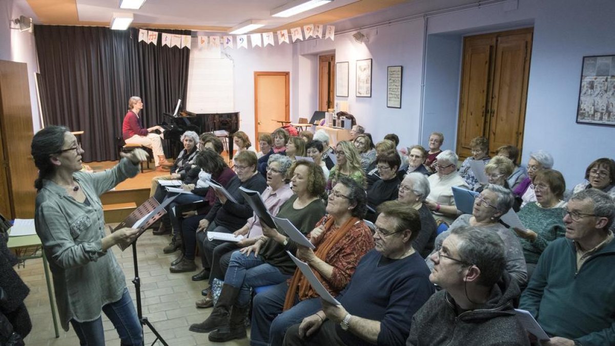 Un ensayo de las corales Doll de Veus de Guissona y Lacetània de Cervera en la escuela de música.