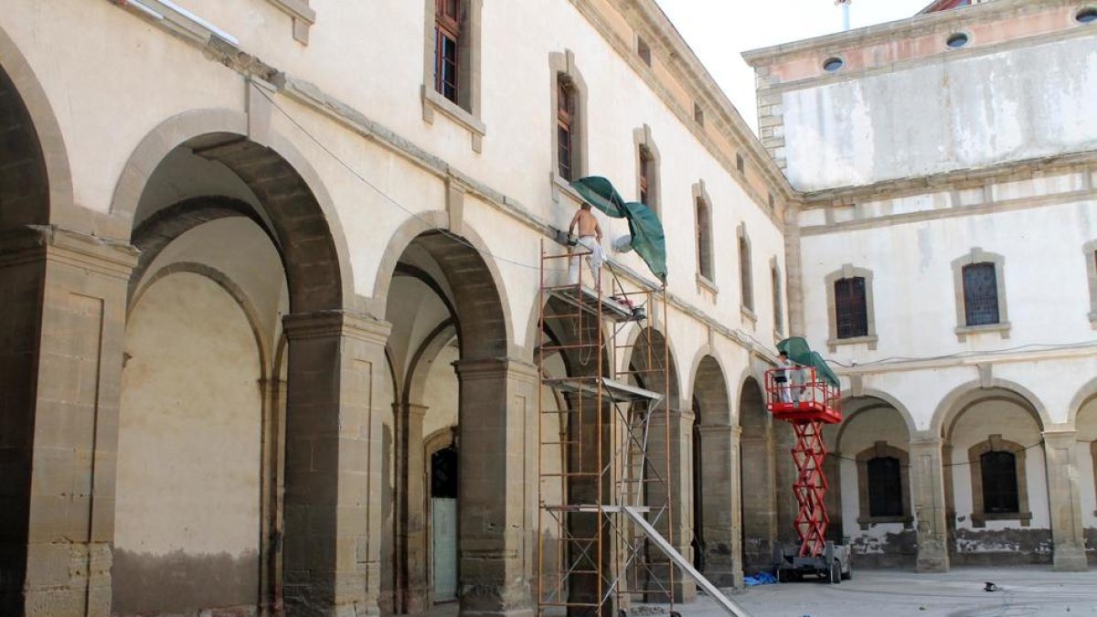 Restauran las cornisas de la Universidad de Cervera