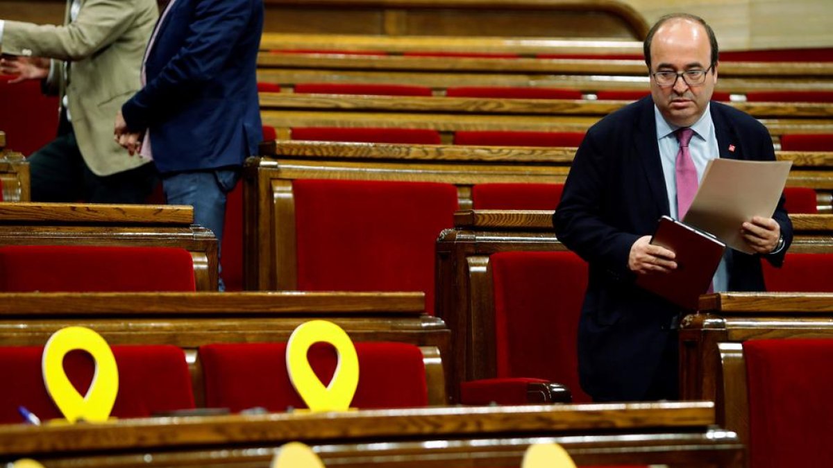 El primer secretario del PSC, Miquel Iceta, abandonando su escaño en un Parlament semivacío.