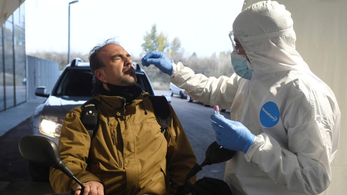 Un técnico realiza una PCR a un paciente en Castilla y León, que ayer registró récord de contagios.