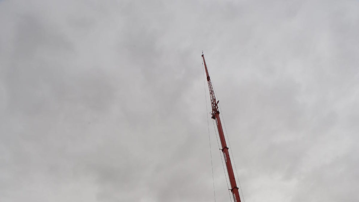 Una gran grúa, ayer en el Arnau para las obras de la sexta planta.