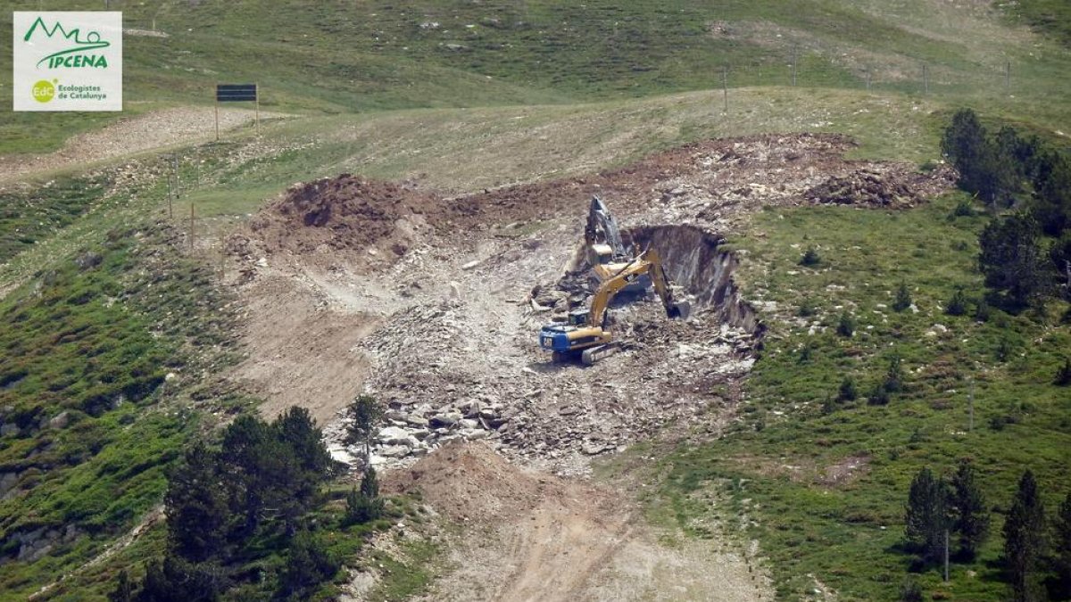 Imatge amb la Ipcena denuncia moviments de terra a la zona de la Peülla, al Pallars Sobirà.