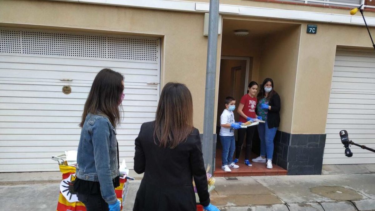 Térmens celebra Sant Jordi repartint llibres a les cases dels infants de 0 a 12 anys