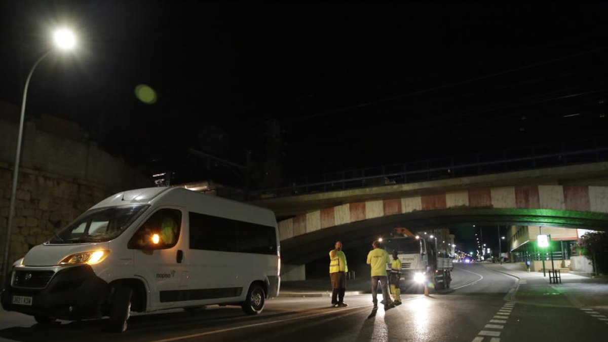 Los trabajos de saneamiento del arco del puente del ferrocarril.