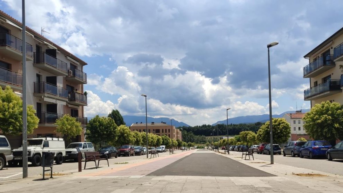 La rambla Pompeu Fabra de Tremp després de la tala de les moreres que tacaven el paviment.