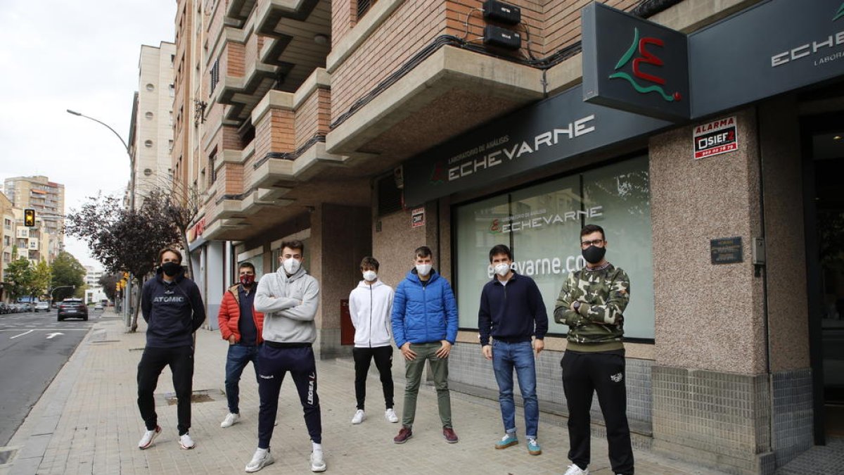 El técnico, Xavi Roy, y seis de sus jugadores posan poco después de pasar las pruebas anti-Covid en un laboratorio de Lleida.