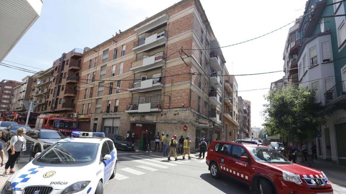 Bomberos y Guardia Urbana en la calle Pallars. 