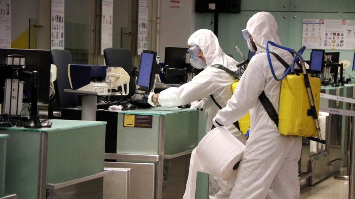 Efectivos de la UME durante las tareas de desinfección llevadas a cabo en el aeropuerto de El Prat.