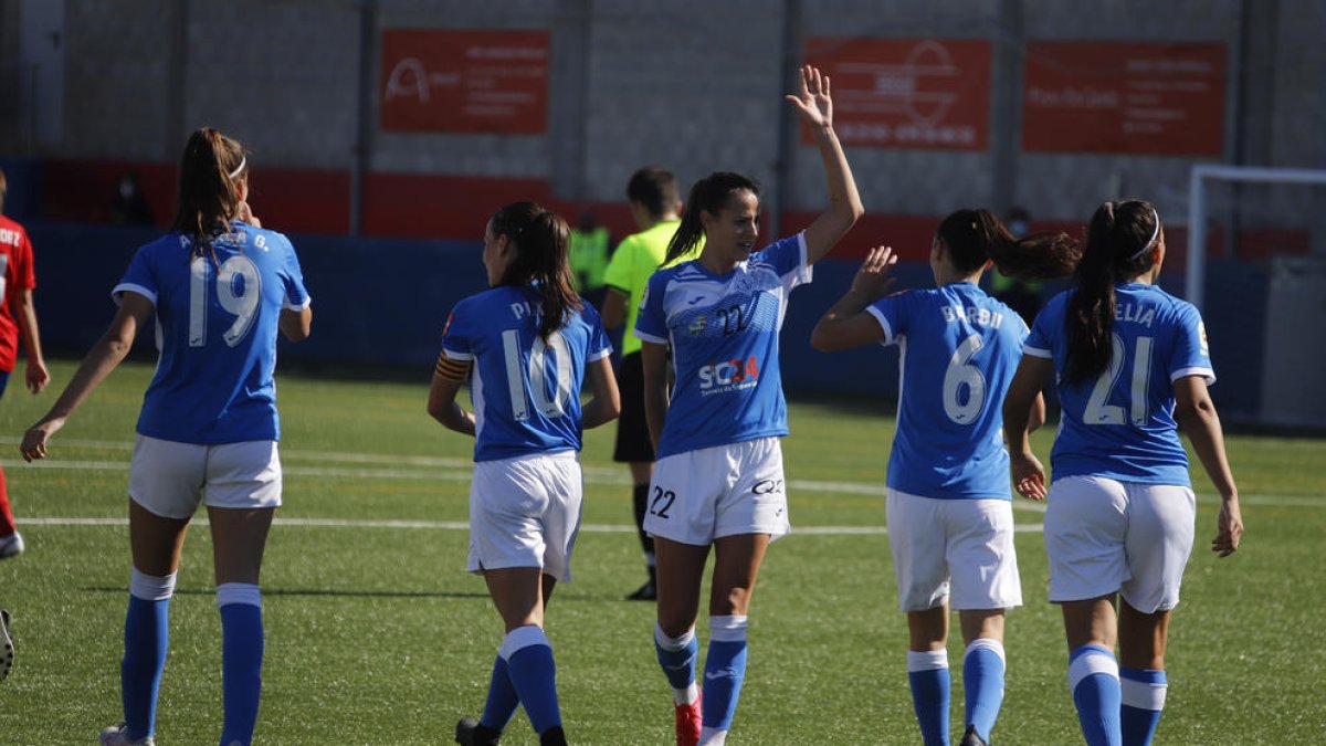 Las jugadoras del AEM celebran un gol ante el Collerense.