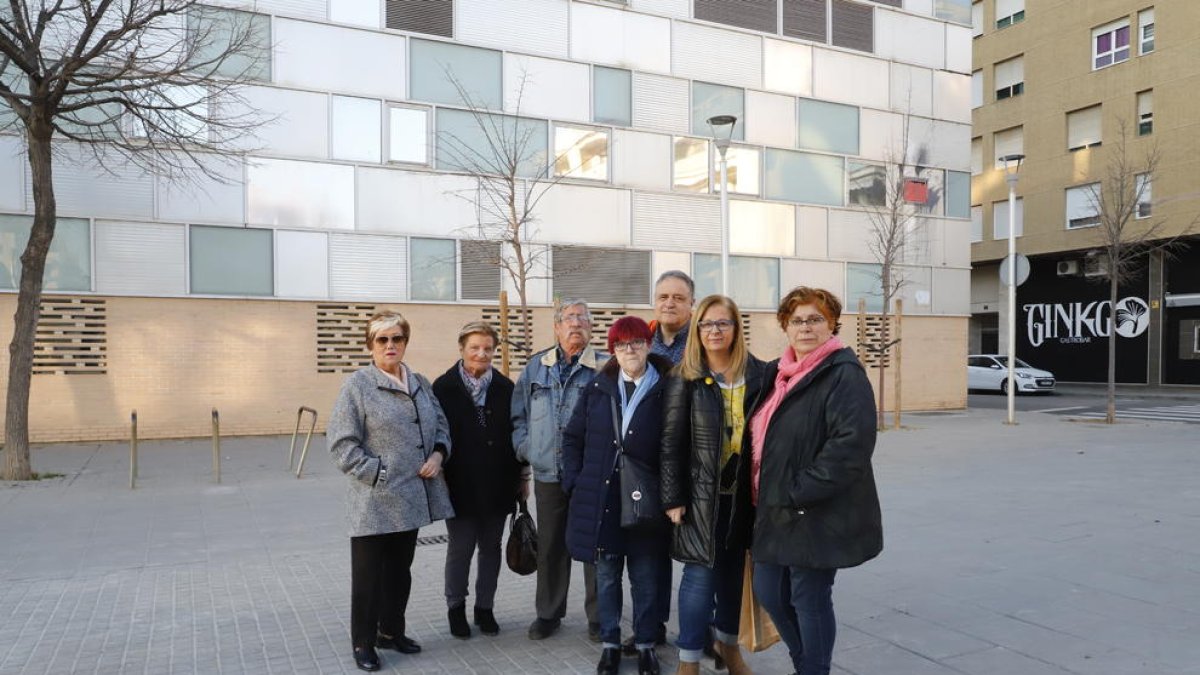 Els membres de la junta de l’associació de veïns de Cappont, a la futura plaça de l’U d’Octubre.