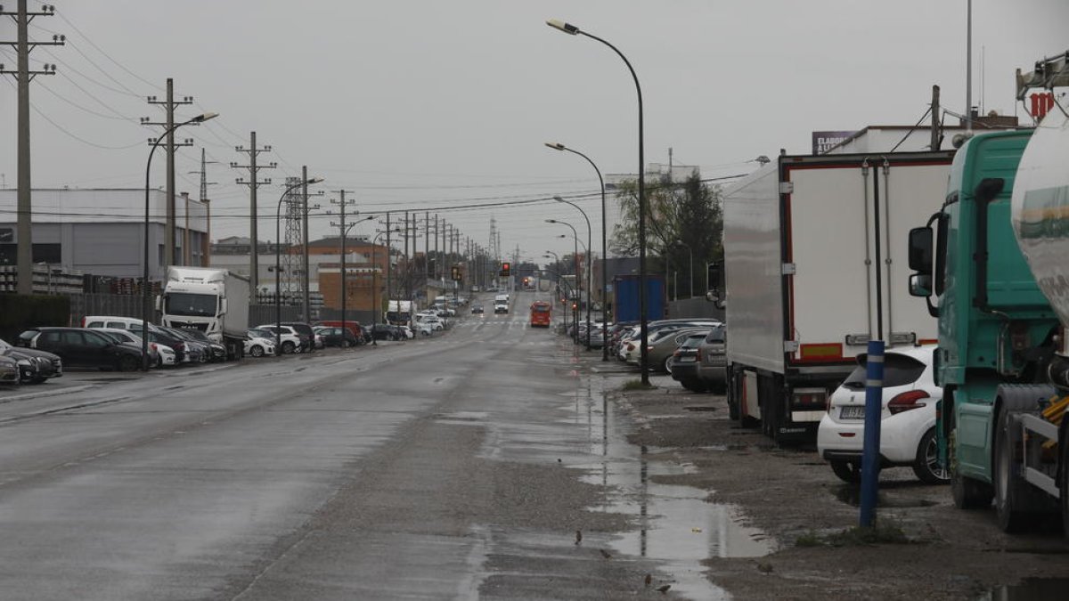 Las calles del polígono industrial El Segre mantienen estos días una imagen de cierta normalidad, pese a las restricciones.