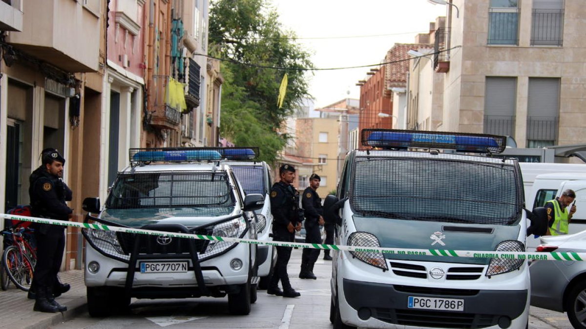 Dotaciones de la Guardia Civil en uno de los registros en Sabadell.