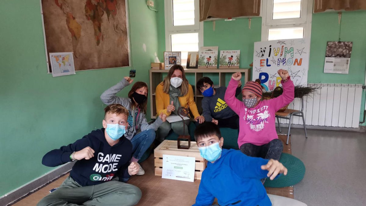 Los niños de la escuela de Sant Ramon celebrando que son los ganadores del concurso.