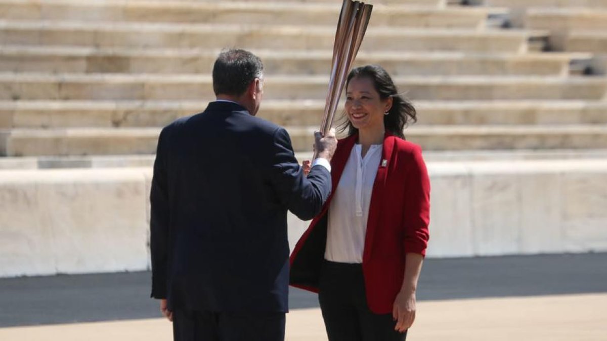 La flama olímpica va iniciar ahir el trasllat al Japó després de l’encesa a Grècia.