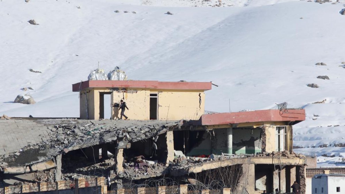 Vista de las instalaciones militares atacadas en Afganistán, ayer.