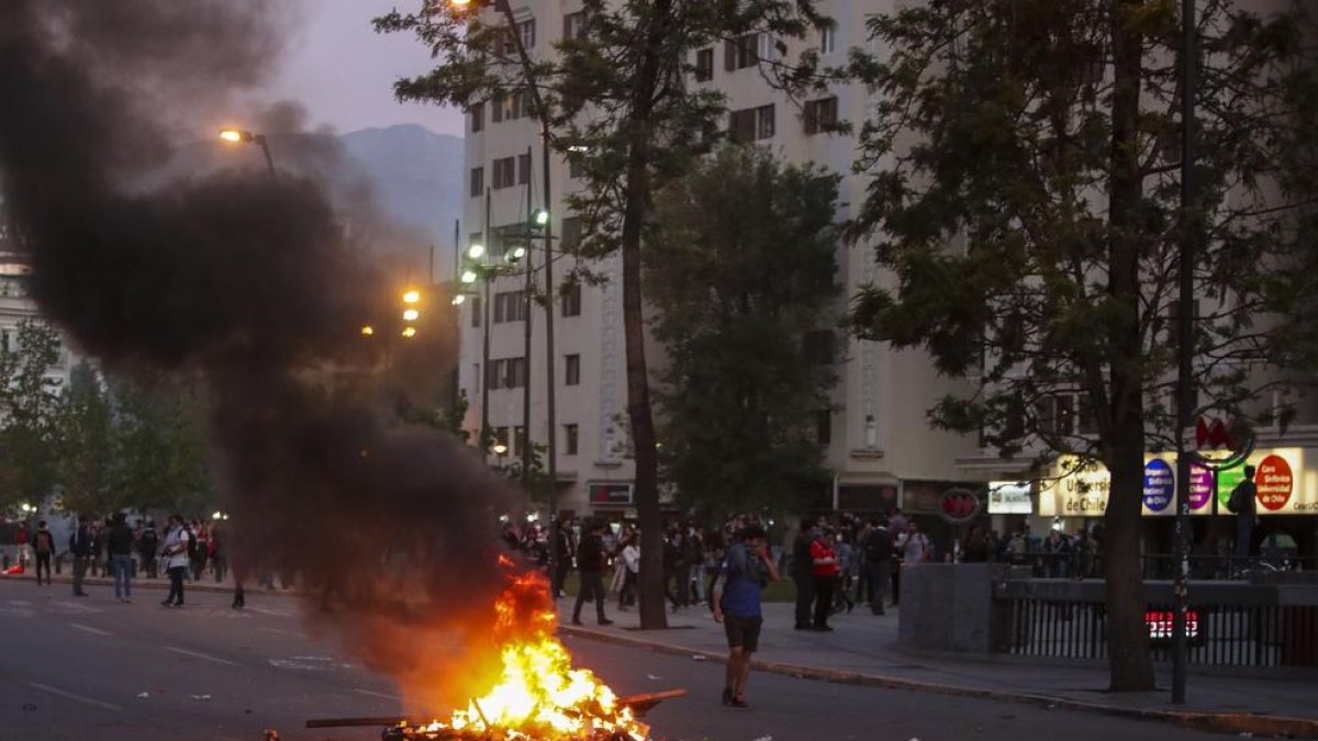 Manifestants calen foc a una barricada en el marc de les protestes.