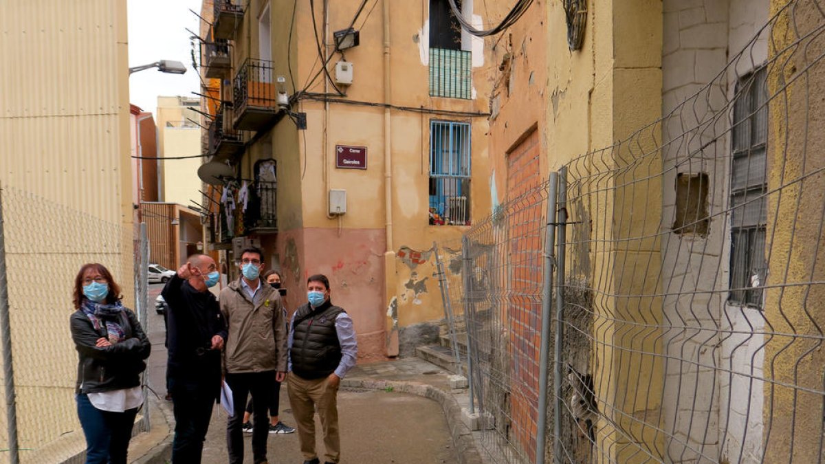 Pueyo y Postius, ante las casas que serán derribadas.