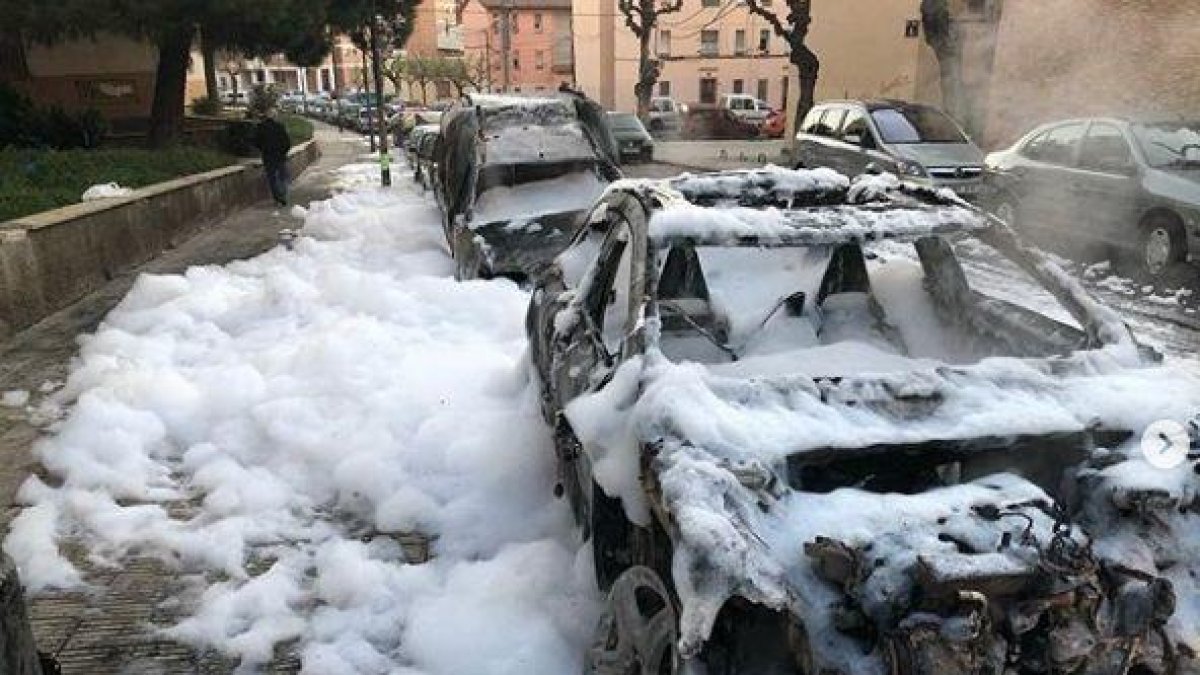 Un incendio calcina dos vehículos estacionados en la calle de Marte de Lleida