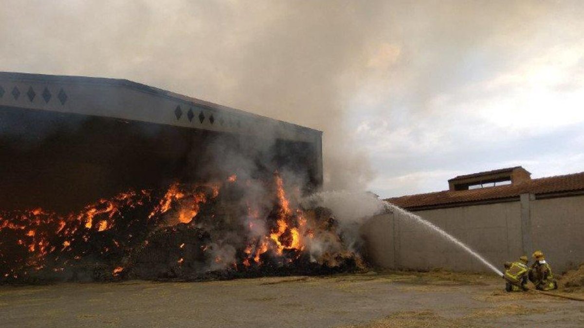 Incendio en un almacén de forrajes en Linyola.