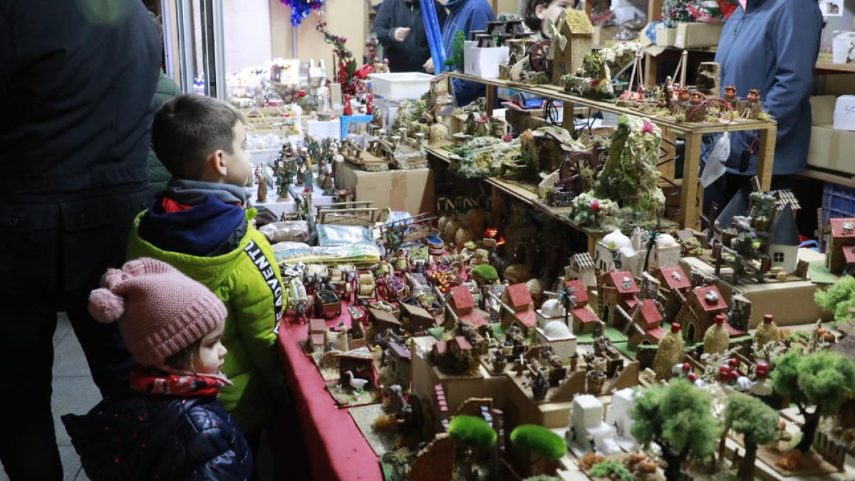 Familiar. Una família amb nens observa una de les parades al Poble Espanyol. 