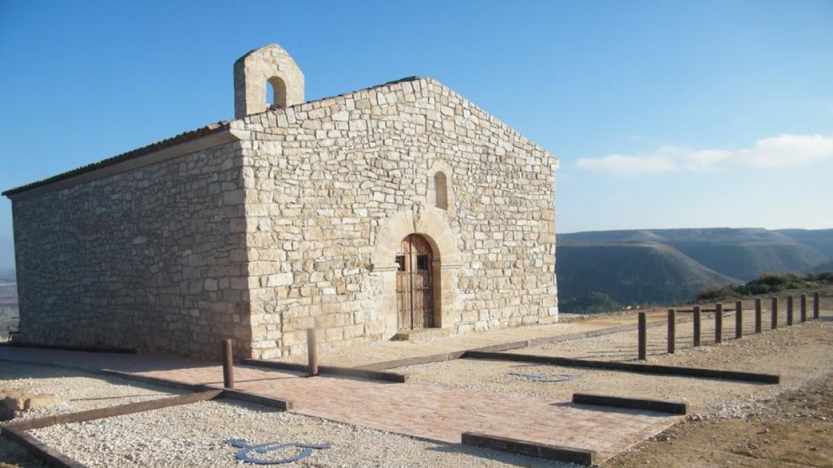 L’ermita de Sant Joan de Vallobar, on hi ha el mirador.