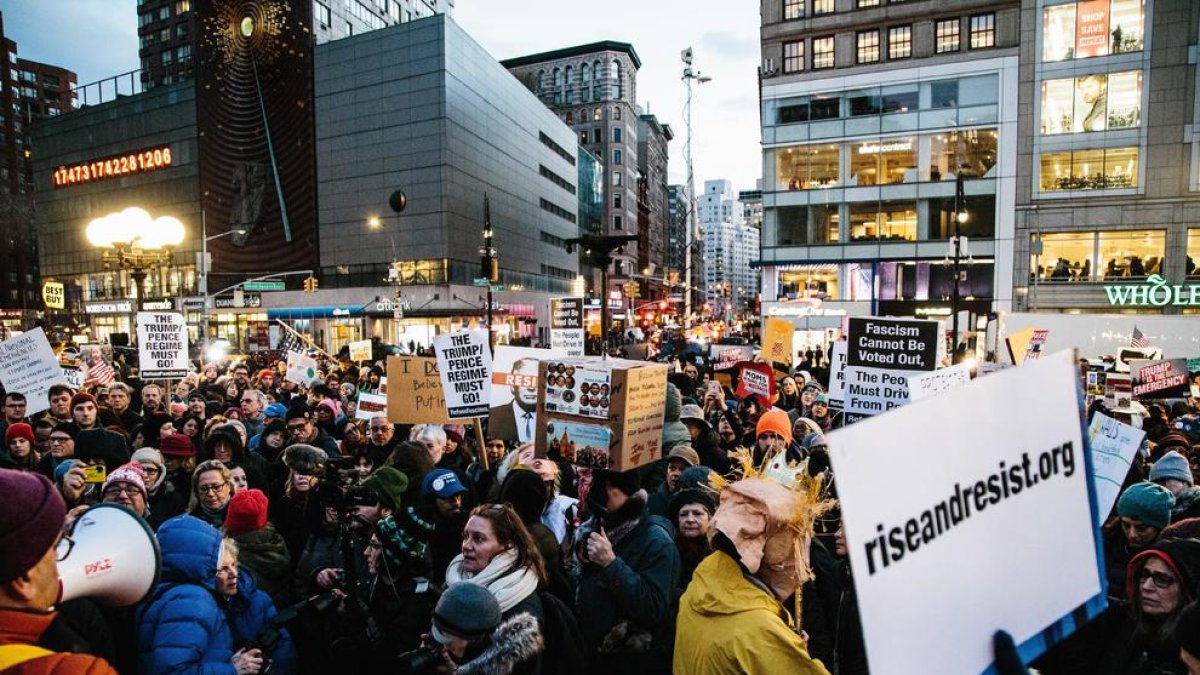 Manifestación en contra de la emergencia nacional decretada por Trump, ayer, en Nueva York.