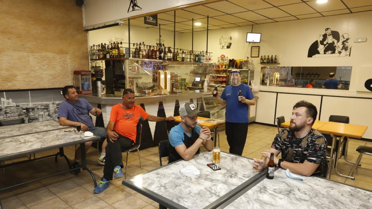 El restaurante brasería Joventut de Arbeca abrió tras conocer la nueva orden del Gobierno central.