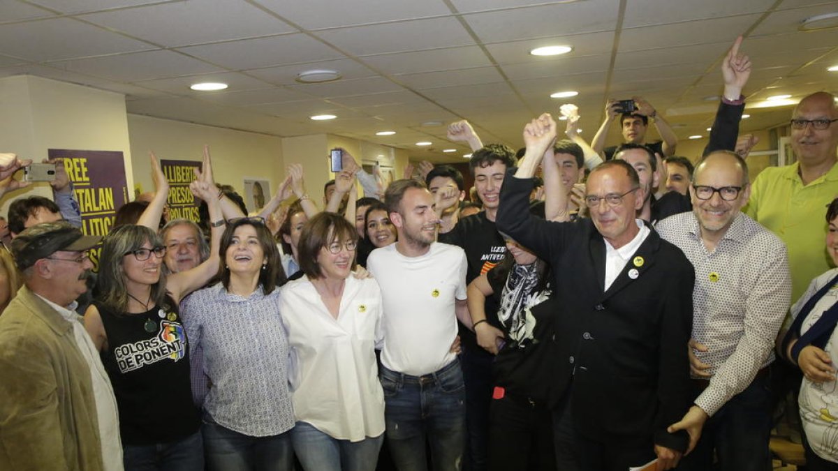 Cairol, segona per l’esquerra, al costat de Sandra Castro, celebren la victòria a les municipals.