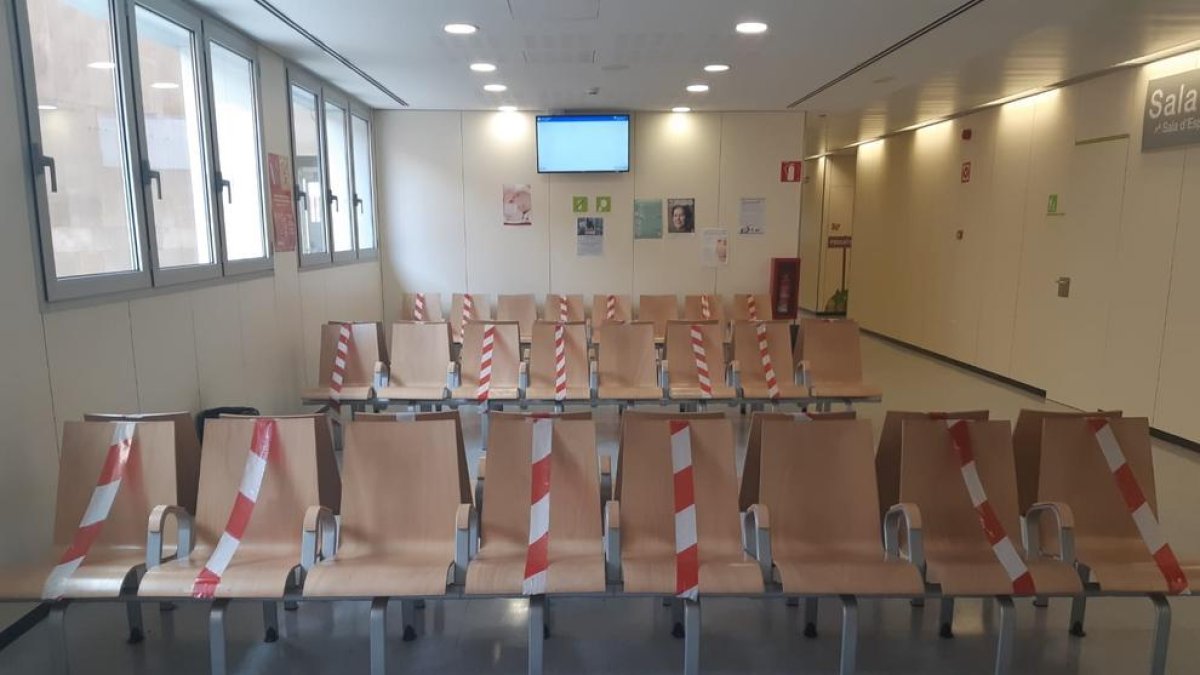 Imatges de les sales d’espera de l’Arnau i Santa Maria amb cintes a les cadires per mantenir la distància de seguretat entre els pacients.