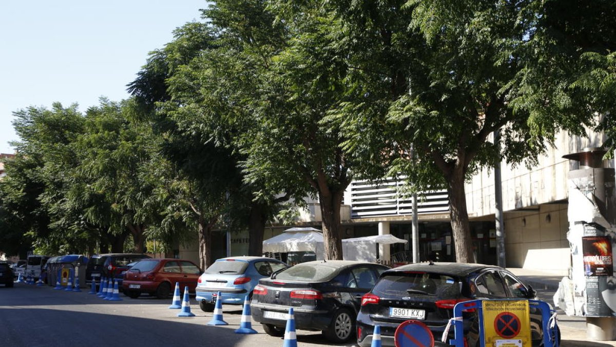 Ahir ja es va instal·lar la senyalització perquè els cotxes no aparquin al costat del centre cívic de Balàfia.