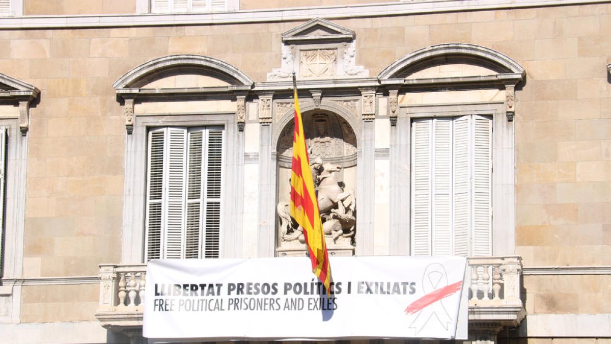 La nova pancarta al Palau de la Generalitat