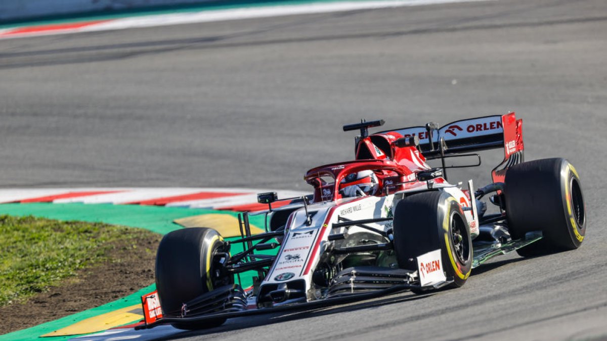 Kimi Raikkonen pilota su Alfa Romeo durante el test en Montmeló.
