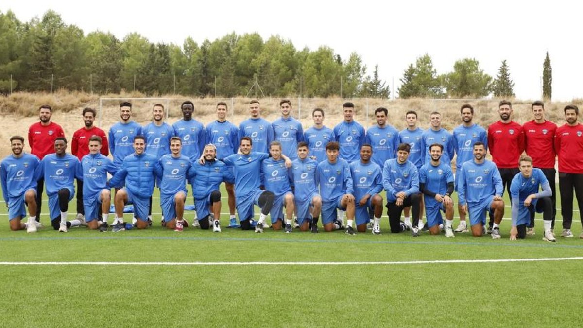 Jugadores y cuerpo técnico del Lleida que esta temporada lucharán, una vez más, por ganarse una plaza en la Segunda división A.