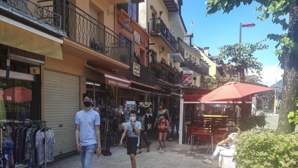 Els turistes van passejar i van visitar els comerços del Baish Aran, que ahir van obrir les portes després de mesos sense clients.