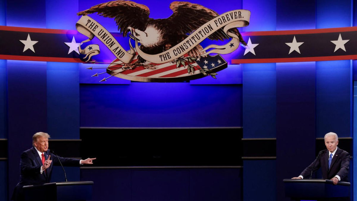 El presidente de los Estados Unidos, Donald Trump, y el candidato demócrata, Joe Biden, en el debate final de la campaña presidencial de los Estados Unidos de 2020 en la Universidad Belmont de Nashville, Tennessee