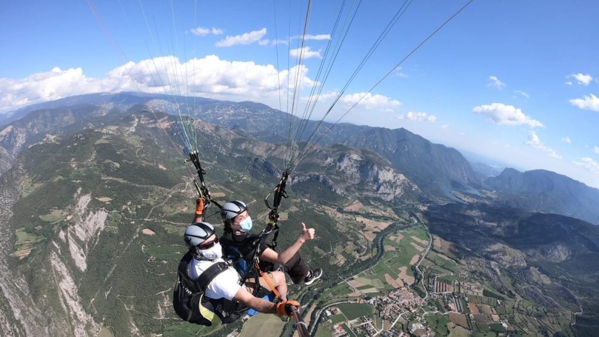 Abans de volar s’adopten les mesures de seguretat, com prendre la temperatura.