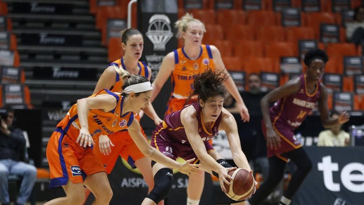 Serena-Lynn Geldof intenta controlar la pilota durant el partit de l’EuroCup davant el València.