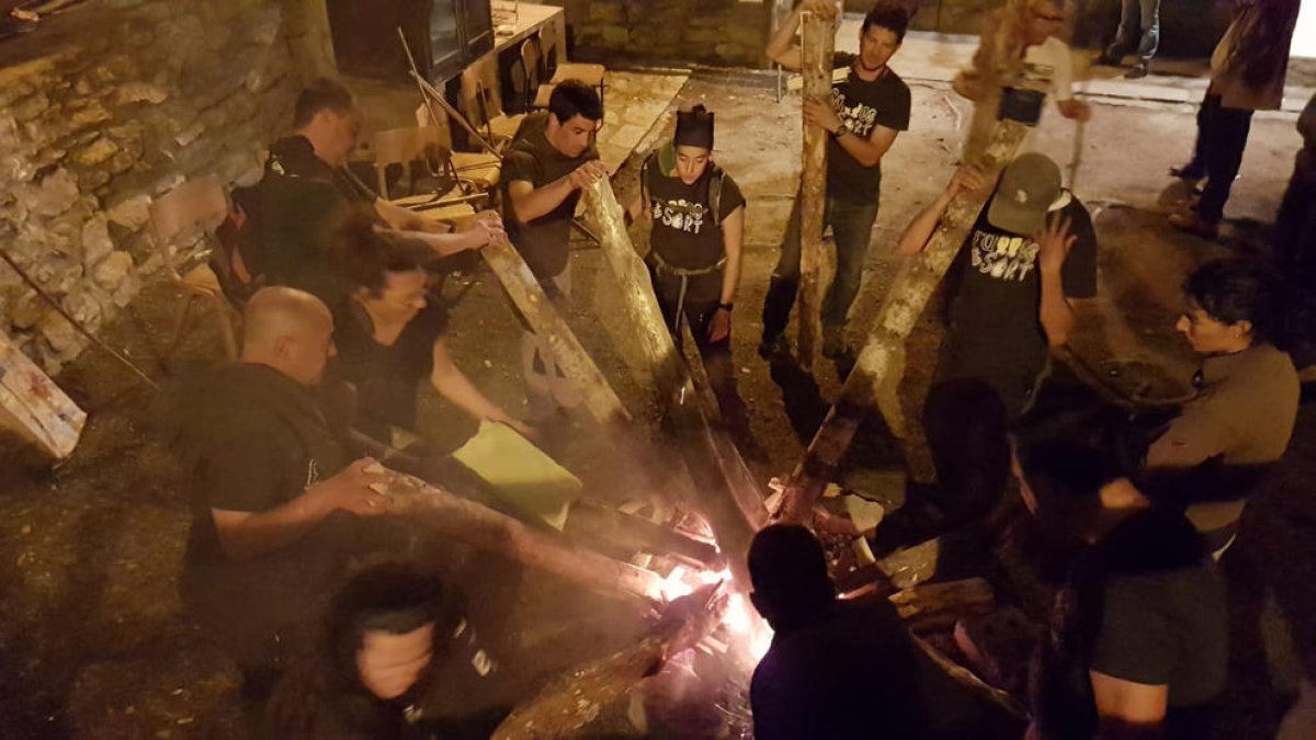 Baixada simbòlica de les falles dissabte a la nit a Sort, que ha adaptat la tradició al Covid.