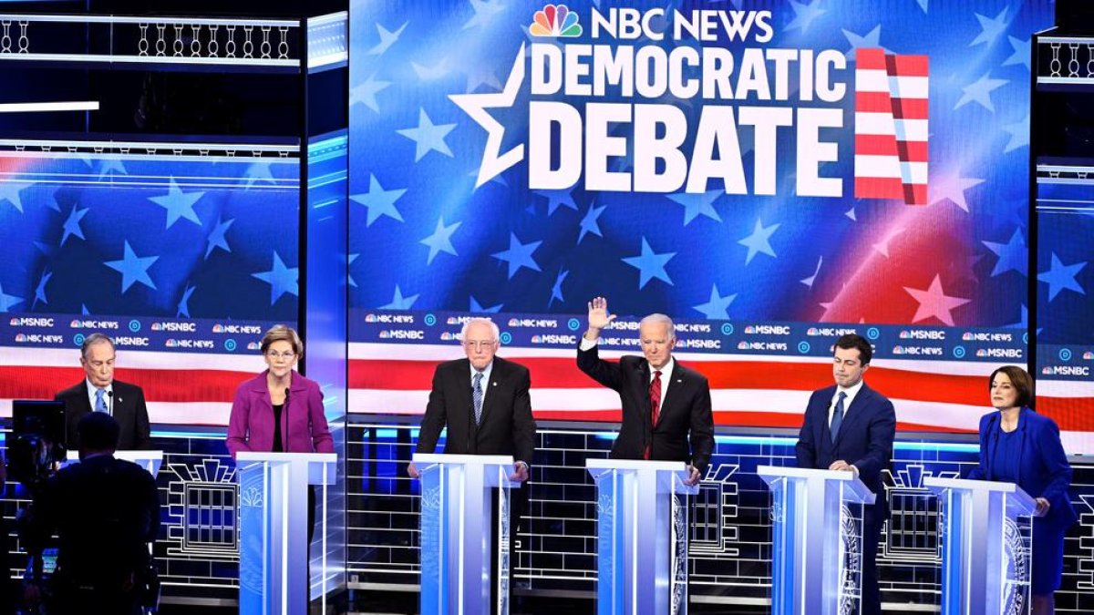 Los candidatos demócratas durante el debate televisivo celebrado en Las Vegas.