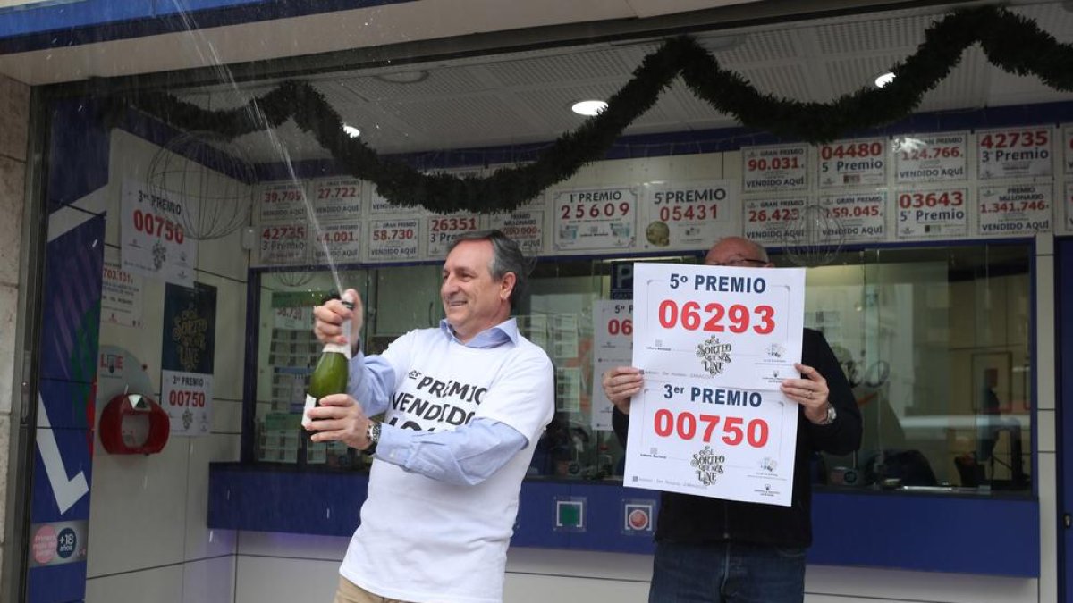 Un lotero de Zaragoza celebrando haber vendido décimos del tercer y el quinto premio. 